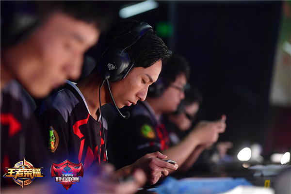 重庆狼队发布冠军纪录片《生而无畏》，记录七冠王之路。-开运电竞